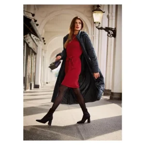 Manteau matelassé long pour femme, fentes latérales avec boutons-pression.